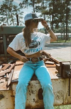 #countrygirl #cowgirlstyle #cowgirl #country #concert #farm #aesthetic Punchy Outfits, Western Girl Outfits, Cute Cowgirl Outfits, Casual Country Outfits, Wilde Westen, Southern Outfits, Country Style Outfits, Western Wear Outfits, Cute Country Outfits