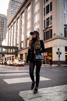 Fashion blogger mia mia mine wearing a Balmain blazer and a NY Yankees baseball cap. For more fall casual outfits and baseball cap outfits for women, visit my blog at miamiamine.com. #casualootd #businesscasual #streetstyle Baseball Cap Outfit Spring, Cap Outfits For Women, Mia Mia Mine, Baseball Cap Outfit, Ny Outfits, Mia Mia, Cap Outfit, Elegante Casual, Mode Casual