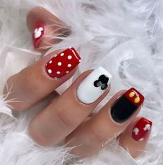 Easy Mickey Mouse Nails, Mickey Mouse Gel Nails, Nail Designs Mickey Mouse, Mickey Mouse Acrylic Nails, Mickey Mouse Nails Design, Mouse Nail Design, Minnie Mouse Nail Designs, Easy Disney Nails, Mickey And Minnie Nails