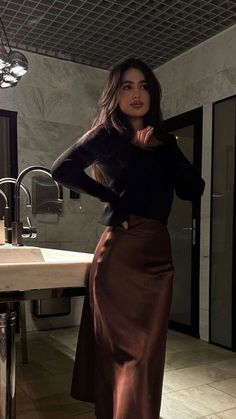 style your satin skirt in the most elegant way
#fashioninspo #outfitinspo #satinskirt #fashion
#bossbabe #bosswoman 40s Mode, Satin Skirt Outfit, Chique Outfits, Brown Skirt, Looks Street Style, Looks Chic, Feminine Outfit