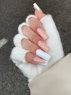 unghie effetto maglione, french bianco, fiocco di neve e brillantini Daisy Acrylic Nails, Chic Nail Art, Korean Nails, Classy Christmas, Xmas Nails, Nails Inspo, Fresh Look, Nails Ideas, Christmas Nails