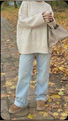 White Wool Cardigan Outfit, Tennessee Fall Outfits, Platform Ugg Outfits, Ballerina Style Outfit, Fall Trousers Outfit, Fancy Fall Outfits, Colder Weather Outfits, Vinter Mode Outfits, Ugg Platform