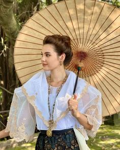 Filipino Old Fashion, Filipina Cultural Dress, Filipina Traditional Clothes, Old Filipino Clothes, Filipiniana Photoshoot Ideas, Maria Clara Wedding Gown, Filipino Cultural Clothing, Harana Filipino Tradition, Baro't Saya Traditional