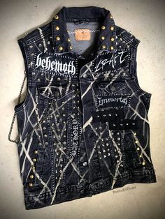 Punk Rock Baby, Battle Vest, Fnaf Crafts, Crust Punk, Battle Jacket, Punk Accessories, Punk Art, 2000s Fashion Outfits