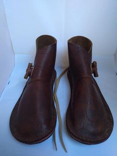 Medieval Leather Shoes With Leather Sole, Historical Leather Boots With Round Toe, Traditional Leather Slip-on Boots, Historical Leather Boots With Closed Toe, Historical Style Leather Boots With Closed Toe, Historical Leather Closed Toe Boots, Medieval Leather Shoes For Larp, Viking Shoes, Leather Colors