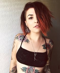 Estilo Tomboy, Half Shaved Hair, Half Shaved, Beauty Tattoos, Shaved Hair, Pretty Hairstyles, Hair Goals