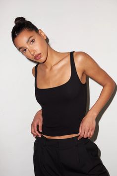 Model Tanks, Summer Work Outfits, Fashion Editor, Black Rib, Look Chic, Black Tank Tops, Crop Tank, Tank Top Fashion