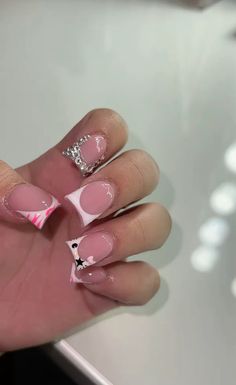 Baddie Y2k Nails, Nails No French Tips, Junk Set Nails, Short Square Nails With Gems, Shorties Nails White, Nail Ideas Silver, Duck Nail Frenchies, Medium Nail Inspo Acrylic, Shorts Nails Idea