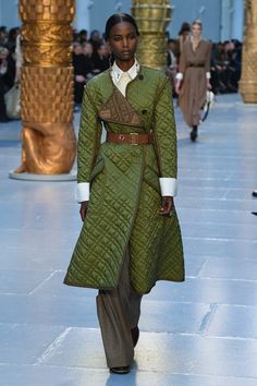 Traveling Style, High Class Fashion, Quilted Coats, Runway Beauty, Smart Outfit, Street Style Chic, Abaya Fashion, Fashion 2020, Business News