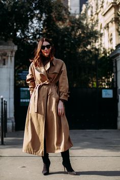 Caramel Outfit, Girls Trench Coat, Paris Street Style Fall, Style Trench Coat, Neutral Outfit Ideas, Street Style 2018, Camel Coat Street Style, Trench Coat Outfit, Coat Street Style