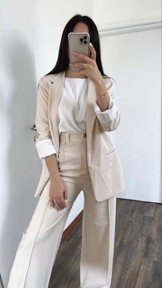 Lawyer Dress, Ootd Outfit Ideas, Female Lawyer, Costume Beige, Beige Hose, Loose Pants Outfit, Meeting Outfit, Look Formal, Winter Fashion Outfits Casual