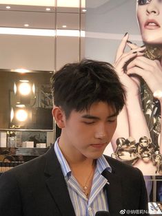 Korean Hairstyle Men Undercut, Asian Straight Hairstyles Men, Haircut Mens Medium, Low Fade Haircut Mens Medium, Low Fade Haircut Mens, Korean Haircut Men, Korean Short Haircut, Asian Men Short Hairstyle, Medium Straight Hair