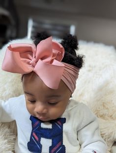 Introducing our trendy BABY headbands - the perfect accessory for your little one!  Designed to fit newborns all the way up to child size, these headbands are versatile and stretchy, ensuring a perfect fit every time. Add a pop of color and charm to your baby's wardrobe with our trendy nylon headbands - because every little one deserves to shine! Thank you for being a part of Cute Mikayla Babies - where every purchase supports our mission to shine bright and make the world a more colorful place. Bow Baby Shower, Cadeau Baby Shower, Newborn Headband, Headband Baby, Newborn Headbands, Girl Hair Bows