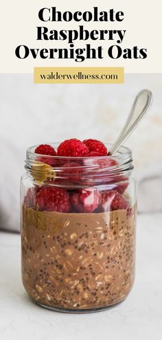 Chocolate raspberry overnight oats in a jar. Overnight Oats Greek Yogurt, Oats With Yogurt, Raspberry Overnight Oats, Pumpkin Overnight Oats, Overnight Oats With Yogurt, Breakfast Oats Overnight, Chocolate Overnight Oats