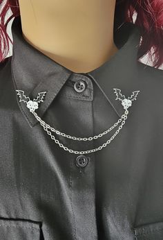 Collar pin with bat and skulls - chain length 10.5 cm ( you can request another lenght if you want) - made of brass alloy and enamelled  - metal butterfly clutch at the back Sweater Clips, Bat Jewelry, Collar Chain, Collar Pins, Sweater Clip, Shoe Clips, Diy Accessories, Chain Lengths, Bat