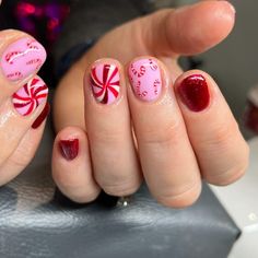 Christmas Nails Girls Short, Short Nails Art Christmas, Natural Short Christmas Nails, December Short Nail Ideas, Cute Christmas Short Nails, Short Nails Ideas For Christmas, Xmas Gel Nails Short, Short Nails Winter Ideas