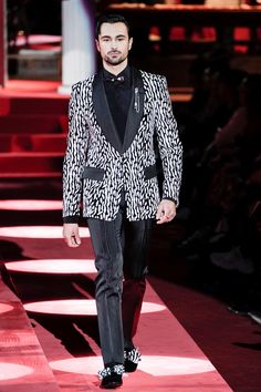 Velvet Jackets, Ideal Male Body, Mens Wear, Tuxedos, Velvet Jacket, Edgy Outfits, Male Body, Mens Suits