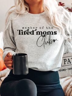 Welcome to my store where you'll find softest and most comfortable sweatshirt you can find!  Family collection - Tired Moms Club Sweatshirt **Please double check the size chart below prior to ordering** Our crewneck sweatshirts are sure to become a favorite in your wardrobe.  They are perfect year round - for those chilly fall days & cool summer nights Sweatshirts are 50/50 blend (50% Cotton & 50% Polyester)  Adult & Youth crewnecks are Gildan. CARE:  Use cold water when washing,  do not use ble Tired Moms Club, Mom Shirts Vinyl Funny, Mom Sweatshirt Sayings, Cute Mom Style, Young Mom Style, Quilt Size Chart, Soccer Mom Shirt, Tired Mom, Mom Hoodies