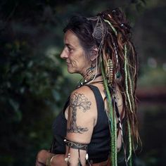 Older Woman Dreadlocks, Granny Chic Fashion, Crochet Dreadlocks, Dread Braids