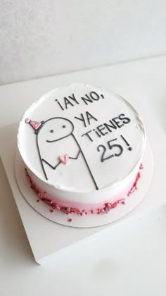 a white cake with red sprinkles and writing on the top that says i am no ya tenes 25