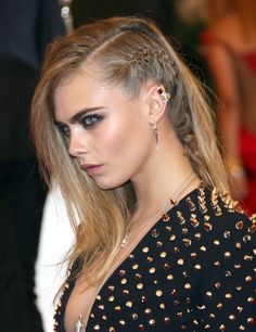 Esta melena ladeada de Cara Delevingne con una trenza lateral es uno de los looks más icónicos de esta tendencia. Ella la acompaña de una mirada 'smokey' que acentúa el carácter 'punk' de este estilismo. Punk Braids, Cara Delevingne Hair, Weekend Hair, Braided Hairstyles Updo, Long Blonde, Side Braid, Miranda Kerr, Cara Delevingne