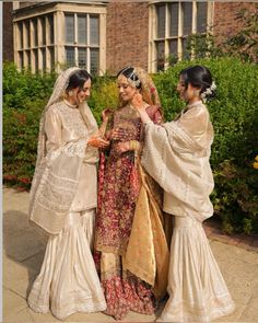 Desi Bridesmaid Dresses, Nikaah Aesthetics, Pakistani Bridesmaids Outfits, Desi Bridesmaids, Pakistani Bridesmaids, Indian Wedding Bridesmaids, Asian Wedding Dress Pakistani, Brides Sister, Bridesmaid Photoshoot