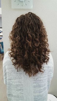 Curly Hair V Cut, Curly Hair Layers Medium, Medium Curly Haircuts With Layers, Naturally Wavy Hair Cuts, Long Curly Haircuts, V Shape Cut, Curly Hair Photos