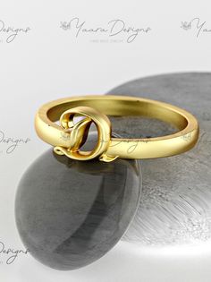 14k gold ring, with a stylized capital letter. A customized solid gold ring made just for you. Personalize the ring with the letter you choose, to symbolize your name or a loved one's name and also available in 14k white/rose gold. This elegant and dainty 14k gold ring is a wonderful gift idea for a special woman in your life or for yourself, for any occasion. Whether it's for a birthday, mother's day, anniversary or graduation gift, this ring will let her know you are thinking of her. ✦ ITEM DE Elegant Open Ring With Monogram, Elegant Monogram Open Ring, Elegant 14k Gold Monogram Rings, Elegant Monogram Initial Open Ring, Elegant Monogrammed Open Signet Ring, Ring Gift Ideas, Personalized Initial Ring, Personalized Gold Jewelry, Word Ring