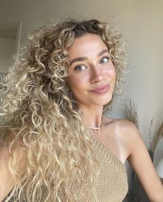 Mila Mikhailov, Shampoo Bomba, Hair Color Options, Blonde Curls, Natural Wavy Hair, Natural Curls Hairstyles, Hair Locks, Curly Hair Inspiration