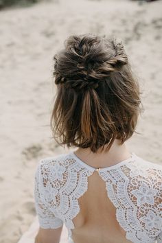 35 Chic Bridal Hairstyles for Short Hair – Inspire Your Dream Look Half Up Half Down Hairstyle, Down Hairstyle, Down Wedding Hairstyles, Half Up Half Down Wedding, Half Updo, Wedding Hair Down