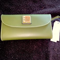 Nwt Dooney & Bourke Leather Wallet. Well Made Green Leather Wallet With Removable Pouch, Big Women Fashion, Disney Dooney, Brown Wallet, Black Leather Wallet, Dooney & Bourke Bags, Signature Print, Zip Wallet, Dooney & Bourke