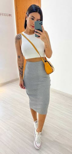 Skirt With Sneakers, Grey Skirt, Elegante Casual, Looks Vintage, Outfits Casuales, Cute Casual Outfits, Classy Outfits, Everyday Outfits