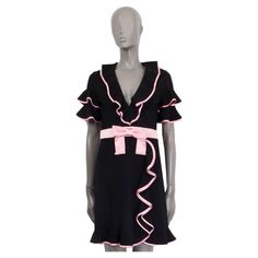 100% authentic Gucci short sleeve bow detail babydoll dress in black and bubblegum pink polyamide (92%) and elastane (8%) with a deep v-neck. Closes on the back with a zipper. Unlined. Has been worn and is in excellent condition. Measurements Tag Size M Size M Shoulder Width 38cm (14.8in) Bust 80cm (31.2in) to 82cm (32in) Waist From 72cm (28.1in) Hips 86cm (33.5in) to 88cm (34.3in) Length 94cm (36.7in) Side Seam Length 70cm (27.3in) Sleeve Length 23cm (9in) All our listings include only the list Gucci Fitted Dress For Night Out, Fitted Gucci Dress For Night Out, Gucci Summer Dress For Night Out, Chic Gucci Dress For Night Out, Gucci Black Evening Dress, Elegant Gucci Mini Dress For Party, Gucci Knee-length Cocktail Dress, Gucci Summer Party Dress, Gucci Summer Cocktail Dress