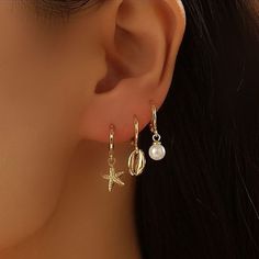 ✦ Note: All images are sourced from various creators and are shared for inspiration only.✦ Beach Ear Piercings, Gold Jewellery Aesthetic Earrings, Gold Shell Jewelry, Beach Earring Stack, Gold Shell Earrings, Beachy Earring Stack, Evry Jewels Earrings, Every Jewels, Gold Beach Jewelry