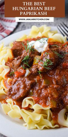 Beef paprikash Homemade Goulash, Sweet And Sour Cabbage, Hungarian Paprika, Jar Kitchen, Spicy Dishes, Hungarian Recipes, The Jam, Vegetable Stew, Chowder Recipes