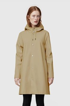 The Mosebacke sand raincoat is the A-line version of Stutterheim's iconic raincoat. This unisex has a spacious cut. FREE SHIPPING | PIPE AND ROW Stutterheim Raincoat, Girls Raincoat, Black Raincoat, Vinyl Raincoat, Mens Raincoat, Long Rain Coat, Yellow Raincoat, Rain Jacket Women, Hooded Raincoat