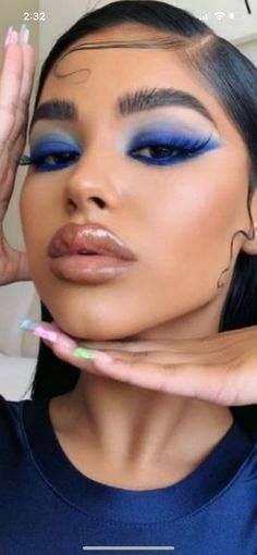 Royal Blue Eyeshadow, Makeup Ideas For Quinceanera, Blue Eyeliner Looks, Makeup Looks Prom, Prom Makeup Look, Blue Eyeliner Makeup, Birthday Makeup Looks