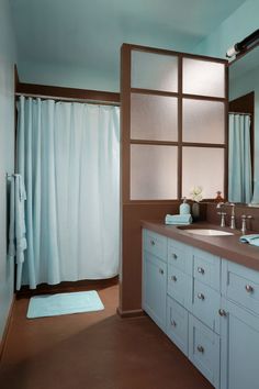 A fresh light blue and brown bathroom design with modern fixtures, creating a bright and airy feel. Light Blue Bathroom Ideas, Blue Bathroom Ideas, Light Blue Bathroom, Blue Bathroom