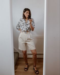 Beige tailored shorts, zebra shirt. #summerstyle #summeroutfit #animalprints #shorts   #fashionblogger Miami Ootd, Inspo Looks, Zebra Shirt, Animal Print Shirt, Outfit Primavera, Minimal Look, Tailored Shorts, Dress For Success, Fashion Lookbook