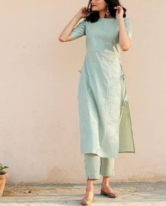 Simple suit set Long Kurta Designs, Plain Kurti Designs, डिजाइनर कपड़े, Stylish Kurtis, Stylish Kurtis Design, Indian Kurti Designs, Simple Frocks, Simple Kurta Designs, Simple Kurti Designs