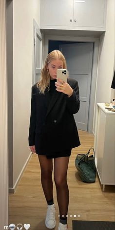 Outfit Jupe Noire, Outfit Ideas Jupe, Ootd Classe, Outfit Anniversaire, Outfit For A Birthday Party, Outfit Soirée, Outfit Soiree, Ootd Chic, Soiree Outfit