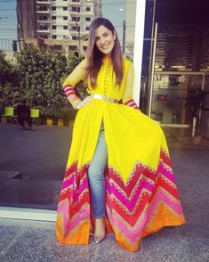 Yellow Kurti With Jeans, College Kurti, Long Kurti With Jeans, Jeans Kurti, Kurti With Jeans, Yellow Kurti, Indian Kurti Designs, Gaun Fashion, Long Kurti