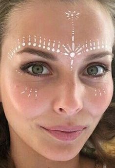 Pintura Facial Neon, Glitter Carnaval, Festival Makeup Rhinestones, Neon Face Paint, Festival Makeup Tutorial, Festival Face Paint, Boho Makeup, Festival Makeup Rave