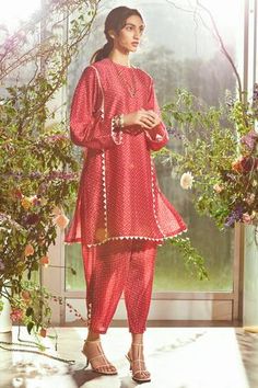 Shop for Ridhi Mehra Red Chanderi Kurta And Pant Set for Women Online at Aza Fashions Chanderi Suits Design, Pakistani Kurta, Ridhi Mehra, Folk Print, Red Kurta, Stylish Short Dresses, Straight Fit Pants, Stylish Dress Book, Indian Attire