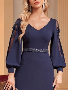 Um vestido de festa com caimento que valoriza a silhueta de forma sofisticada. Com detalhes brilhantes, ele oferece um toque de elegância e glamour. O design cria efeito fluido e gracioso, perfeito para ocasiões especiais. Formal Dress Designs Classy, Dark Blue Mother Of The Bride Dress, Mom Of The Groom Dresses Classy, Mother Of The Bride Dresses Long Elegant Classy, Formal Dress Patterns For Women, Elegant Mother Of The Bride Dresses, Long Formal Dresses Elegant, Formal Dress Patterns, Elven Dress