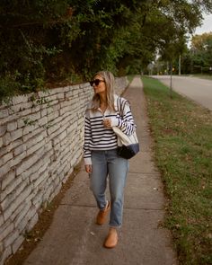 Fall Millenial Outfits, Comfy Mum Outfit, Casual Sahm Outfits, Petite Mom Outfits, College Tour Outfit For Mom, Parents Weekend Outfit For Mom, Preppy Mom Outfits, Chic Mom Style, Busy Mom Outfits