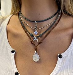 Hippe Neckles, Indie Necklaces Aesthetic, Neckless Aesthetic, Junkies Style, Hippie Jewelry Aesthetic, Goth Jewelry Diy, Diy Crystal Earrings, Necklaces Hippie, Hippy Necklace