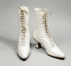 Victorian Footwear, Edwardian Shoes, Historical Shoes, White Stilettos, White Leather Boots, Victorian Boots, Candy Candy, Victorian Clothing, Antique Clothing