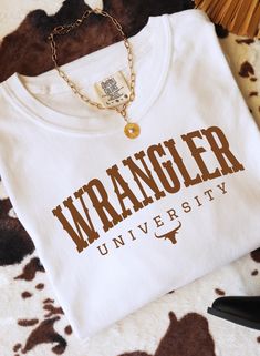 Wrangler Univeristy  Giddy up cowboy!! This western shirt will be an awesome addition to your wardrobe for all of the cowgirls.  Color: white  Choose between Gildan unisex soft style shirt  Comfort colors shirt  Gildan sweatshirt  Affordable prices for any budget!  Ships in 5 to 7 business days. Ships in a super cute bjt protective polymailer.  Please check sizing guide for the perfect fit!  No returns at this time, but if there is a problem please reach out for me to fix. Cute Southern Outfits, Baby Clothes Country, Preppy Shirt, Southern Outfits, Western Tee, Western Wear Outfits, Western Style Outfits, Western Tops, Gildan Sweatshirt