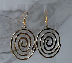 gold Swirl Dangle Earrings Free shipping in the USA I do not ship invoices unless requested. Feel free to message me if you have any questions. I would be happy to help. Other Spiral Jewelry: https://www.etsy.com/listing/1726258816/gold-swirl-dangle-earrings?click_key=da12e1e3f209b3b0b73b35f783b4d2f4cd2dda7b%3A1726258816&click_sum=f33fd3cd&ref=shop_home_active_6&pro=1&frs=1&sts=1 https://www.etsy.com/listing/1724383576/silver-swirling-dangle-earrings?click_key=842eeabadb23eadfe3cbbefc14b8ab17210 Gold Swirl Metal Earrings, Gold Swirl Earrings With Ear Wire, Gold Swirl Nickel-free Earrings, Swirly Earrings, Geometric Spiral, Spiral Jewelry, Aluminum Jewelry, Quirky Earrings, Earrings Trendy